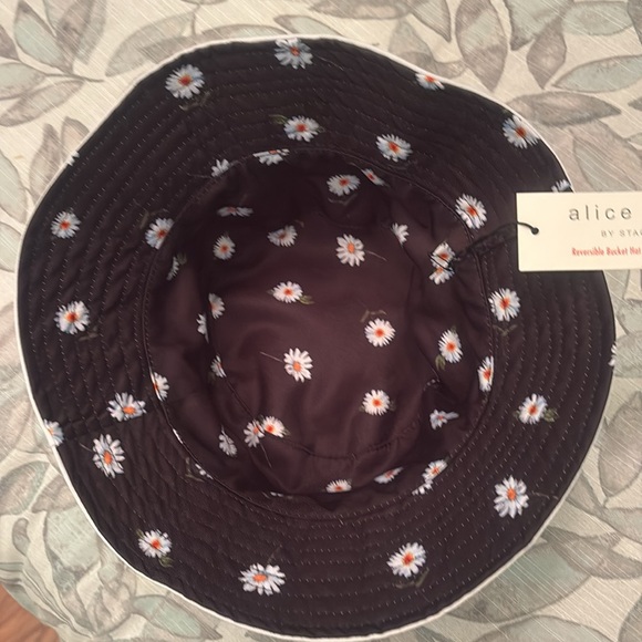 🌼 Alice + Olivia Black Daisy Bucket Hat - Picture 2 of 8